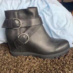 Black wedged ankle booties!